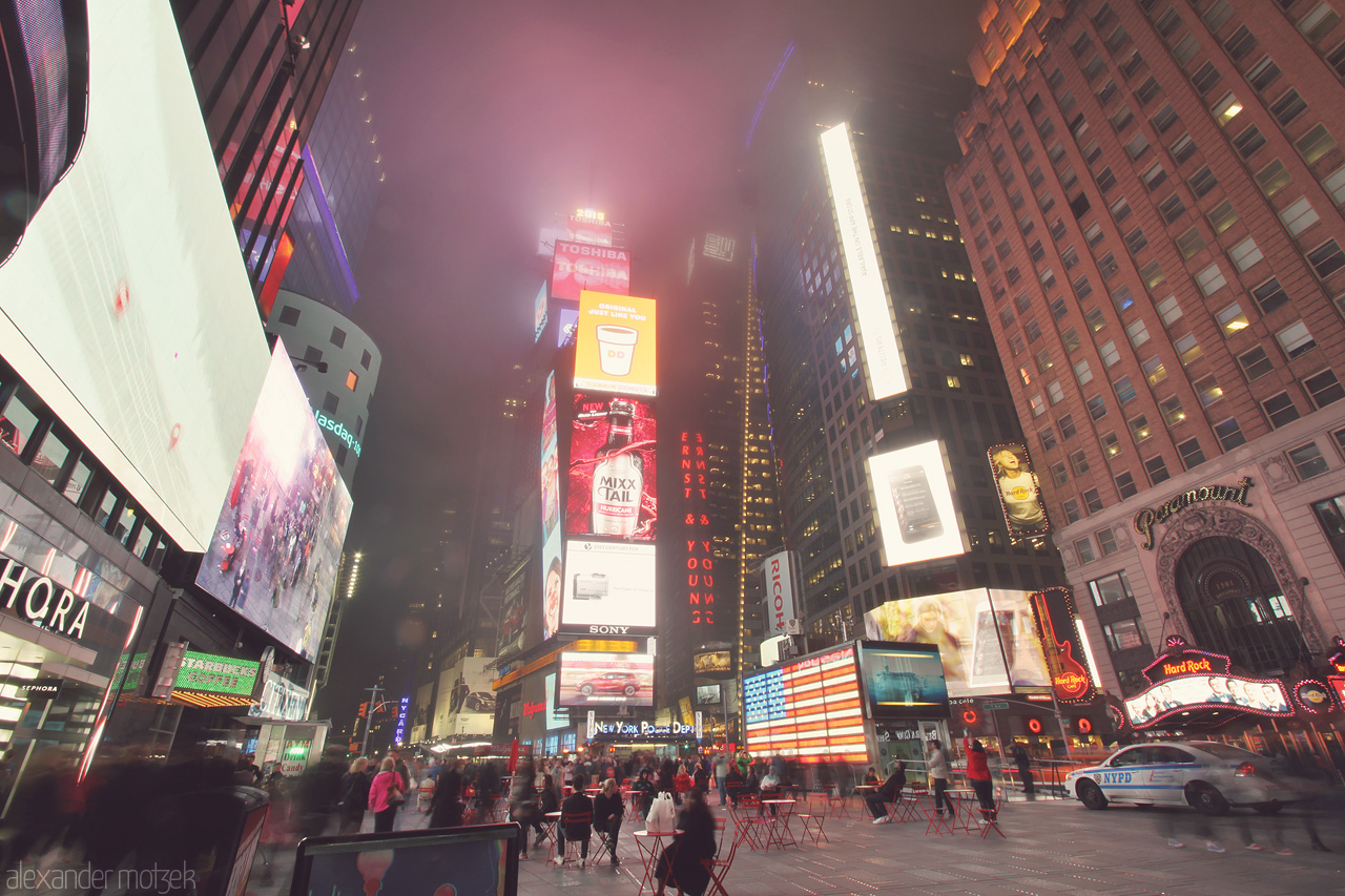 Foto von Beleuchteter Times Square bei Nacht